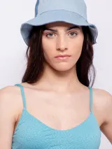 Top de bikini color naranja con textura animal print, breteles finos regulables, gancho en espalda, forro interior y copas desmontables.