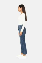 Pantalón jean Levi's modelo Ribcage Straight Ankle, color azul con lavado medio, tiro alto y diseño de pierna recta y corte al tobillo.