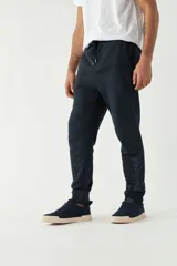 Pantalón de jogging color arena, con puños ajustados y cordón en la cintura.