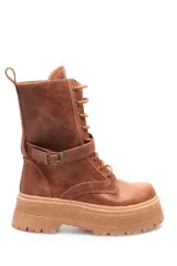 Borcego acordonado color marrón de cuero con plataforma.