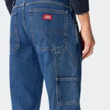 Pantalón de jean azul de corte recto, con bolsillos laterales y traseros.