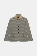 Blazer de corte estructurado con estampado de cuadros vichy en tonos neutros. Presenta cuello mao en color beige, cierre frontal con botones oscuros y bolsillos con solapa en el delantero.