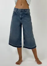 Bermuda de jean celeste con corte ancho y ruedo desflecado.