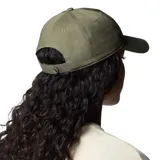 Gorra de béisbol de algodón color verde oliva, con diseño desestructurado y logo de la marca bordado en blanco en el panel frontal. Cuenta con cierre posterior de velcro ajustable.