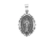 Dije ovalado de plata con la imagen de la Virgen Milagrosa.