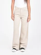 Jean wide leg de tiro alto en color beige, con diseño de perneras amplias y bolsillos delanteros y traseros.