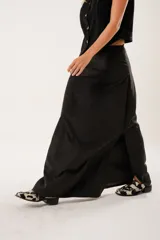 Falda larga negra confeccionada en tela suave con acabado tipo piel de durazno y cierre invisible lateral.