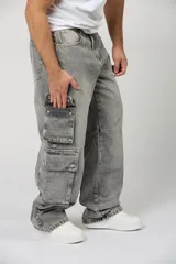 Pantalón cargo baggy de denim en color gris claro, con múltiples bolsillos laterales en las piernas y corte holgado.