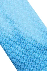 Corbata morada con pequeños lunares blancos.