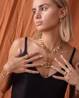 Anillo plateado con diseño abstracto y abierto, realizado en alpaca.