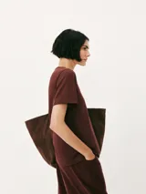 Camiseta de manga corta con cuello redondo, confeccionada en algodón de alta calidad con un corte clásico y versátil.