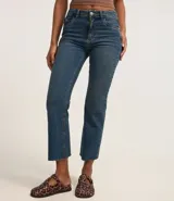 Pantalón de jeans celeste, modelo flare cropped, con trabillas en la cintura, bolsillos y terminación deshilachada.