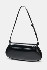 Bolso de hombro de diseño minimalista en color negro con acabado brillante. Presenta una solapa frontal con cierre de botón imantado y una correa ajustable.