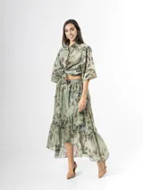 Falda midi de organdí color verde con estampado floreado, diseño cruzado con volados y corte asimétrico.