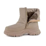 Bota corta de caña media color gris claro, con exterior acolchado y suela track.