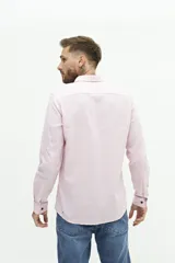 Camisa de manga larga color beige claro, confeccionada en una mezcla de lino y algodón. Presenta un corte semi slim, cuello camisero y un pequeño logo bordado en el pecho.