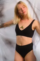 Culotte less de tiro alto color negro, confeccionado en suave algodón con diseño de ajuste cómodo.