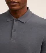 Polo de hombre slim fit color beige, confeccionada en tejido de media malla acanalada de algodón sostenible, con cuello clásico con botones y mangas cortas.