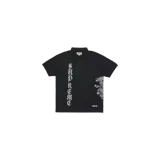 Chomba negra Supreme x The Great China Wall Dragon de manga corta con cuello polo, cierre frontal de dos botones y calce regular. Presenta el texto "Supreme" en tipografía gótica en la parte frontal derecha y un estampado gráfico de dragón en la parte inferior izquierda.