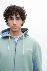 Canguro negro con mangas en color crema y estampado en la espalda con la frase "The sound of waves breaking on the shore".