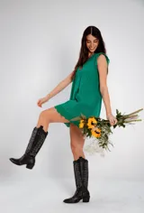 Vestido corto verde esmeralda con bordado calado, escote en V, sin mangas y corte evasé.