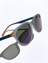 Lentes de sol Osten modelo Maui, con armazón negro de diseño redondeado y detalles en color naranja en las patillas. Cuentan con cristales polarizados con protección UV 400.