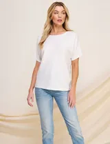 Buzo tejido de punto fino Allie Rose, color blanco, de silueta suelta y relajada con textura acanalada horizontal. Presenta escote redondo amplio, mangas cortas holgadas de corte caído y ruedo recto.