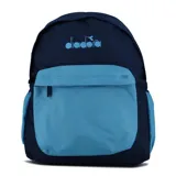 Mochila escolar Diadora de dos tonos, azul marino oscuro y azul celeste. Presenta un compartimento principal y un bolsillo frontal con cierre. El logo de Diadora está impreso en azul claro en la parte superior.