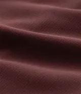 Bermuda deportiva color bordó con short interno de compresión negro integrado. Cuenta con cintura elástica con cordón de ajuste, bolsillos laterales con cierre y bolsillo interno. Confeccionada en tejido técnico de secado rápido.