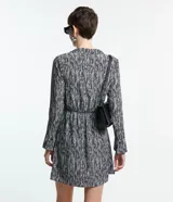 Vestido corto camisero de crepé con estampado abstracto en blanco y negro, cuello con solapa, mangas largas y lazo en la cintura.