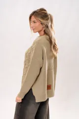 Sweater color arena de lana merino con cuello redondo y mangas largas.