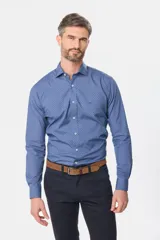 Camisa de manga larga azul con estampado de pequeños puntos, calce slim fit, cuello camisero y cierre frontal con botones. Presenta un pequeño logo bordado en el pecho.