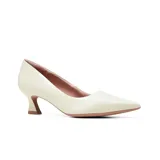Zapato de vestir de cuero negro Usaflex modelo Nancy, con taco bajo acampanado y punta fina.