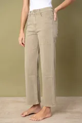 Pantalón de denim color gris topo, de corte ancho y tiro alto.