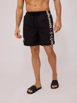 Short de baño negro con estampado de logos de la marca en blanco y una franja lateral con diseño de damero.