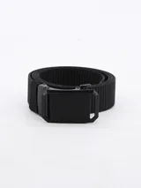 Cinto negro de tela con hebilla metálica rectangular.