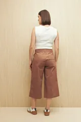 Pantalón capri negro acampanado de algodón con inspiración cargo, corte amplio y bolsillos laterales.