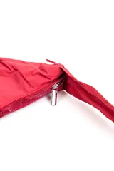 Bandolera negra acolchada de diseño curvilíneo tipo media luna, con correa ajustable integrada y cierre superior.