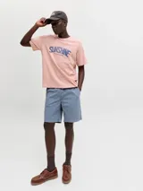 Bermuda de calce relajado color gris, con cintura ajustable con cordón, bolsillos delanteros y traseros, confeccionada en tejido dobby con sutil textura geométrica.