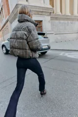 Anorak acolchado de cuello subido y manga larga con puños elásticos ajustables. Presenta un diseño de cuadros, cierre frontal con cremallera, bolsillos laterales con cierre y bajo ajustable con cordones elásticos.