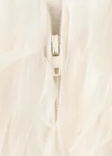 Top de diseño strapless color blanco marfil, con textura de flecos tipo plumas en todo el cuerpo y corte crop.