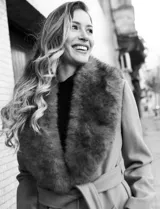 Tapado largo de paño color marrón, marca Michael Kors, con cuello solapa con piel sintética desmontable, abertura central con botones, bolsillos delanteros y forro interno a tono.