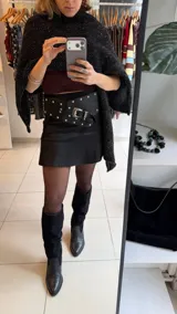 Falda corta de gabardina elastizada en color negro, con diseño liso y corte ajustado.