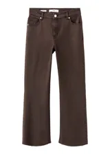 Jeans Sienna de corte recto y tiro medio, en color marrón oscuro, con bolsillos tradicionales y cierre frontal con botón y cremallera.