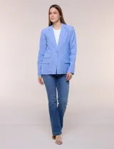 Blazer sastrero de lino y algodón color celeste con diseño a rayas blancas, solapa de muesca clásica, cierre frontal de un solo botón y bolsillos con solapa.