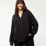 Camisa negra de punto crepé con cuello en V y botones frontales.