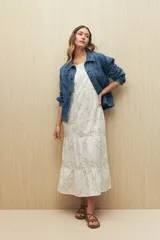 Vestido midi blanco con bordado floral calado, corte evasé y breteles finos.