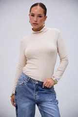 Polera básica de manga larga color beige, con cuello alto y tejido acanalado.
