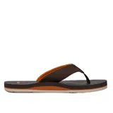 Chancletas Sanuk modelo M Beer Cozy Iv color marrón, con correa superior de cuero sintético perforado y suela de goma con una franja naranja.