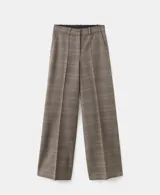 Pantalón de vestir marrón con patrón de cuadros sutiles, de corte recto y perneras amplias.